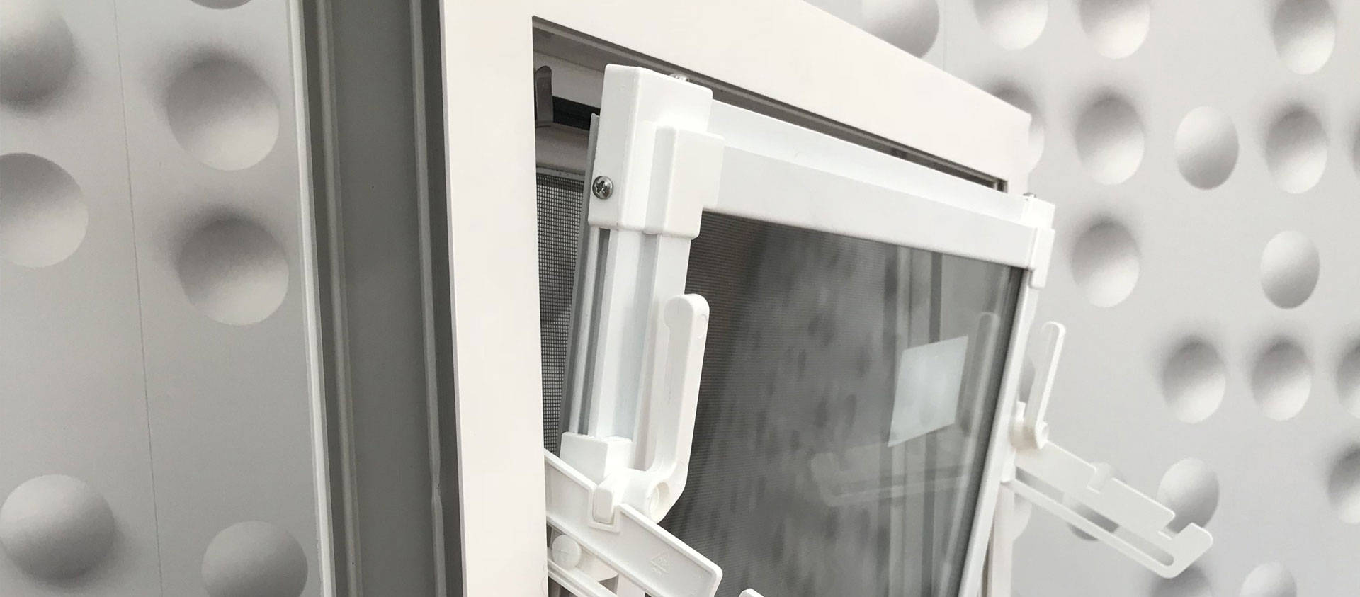 Okná pre hospodárske zvieratá, maštale, ošípané a stajne. Výrobca plastových okien, sietí proti komárom - Poľsko